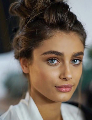 It Girl Alert: Mastering Taylor Hill's Effortlessly Stunning Natural Makeup Look