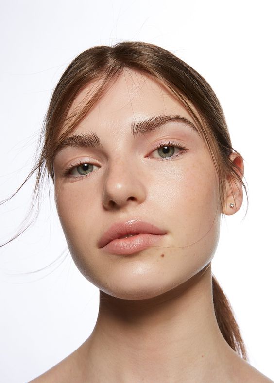 How to Master the ‘No-Makeup Makeup’ Look