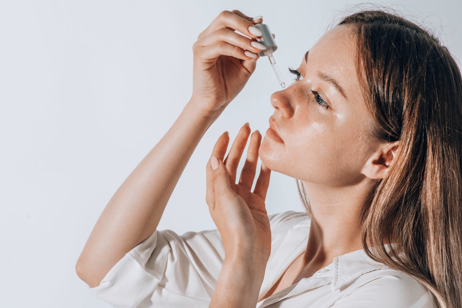 Your Guide to Facial Oils: Benefits, Myths, and Tips